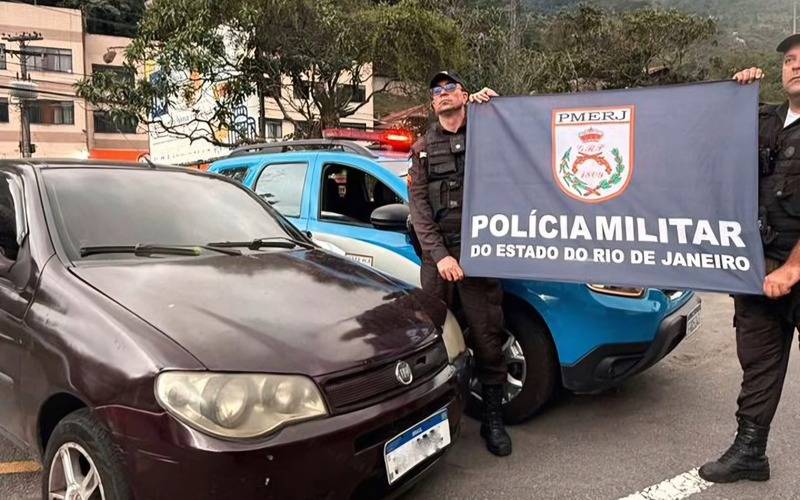 Veículo furtado é recuperado em Petrópolis 