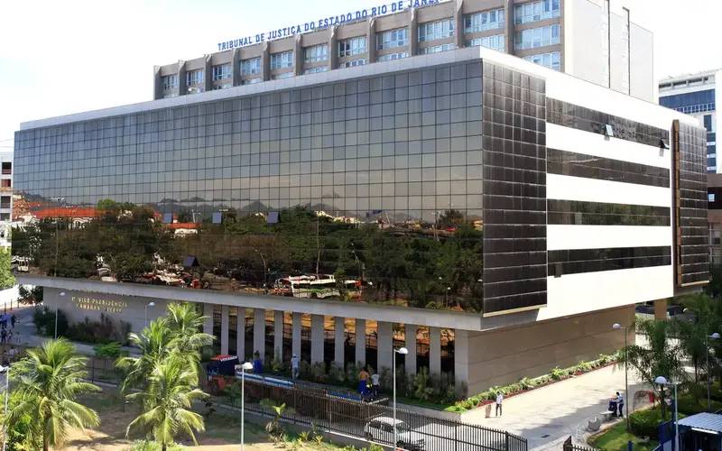 Justiça do Rio condena médico que estuprou mulheres na sala de parto