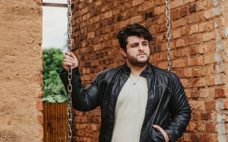 Leo Britto apresenta show acústico em homenagem à música de Anitta, em Petrópolis