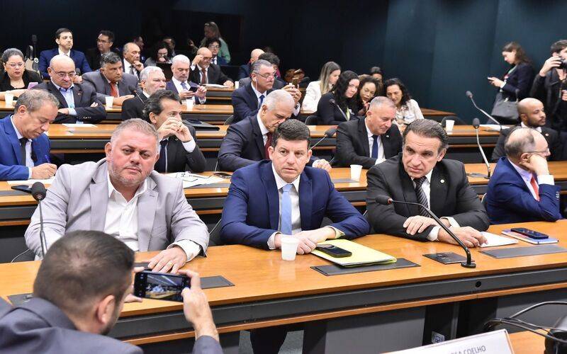 Vereador Júnior Coruja, prefeito Hingo Hammes e deputado federal Hugo Leal juntos em b