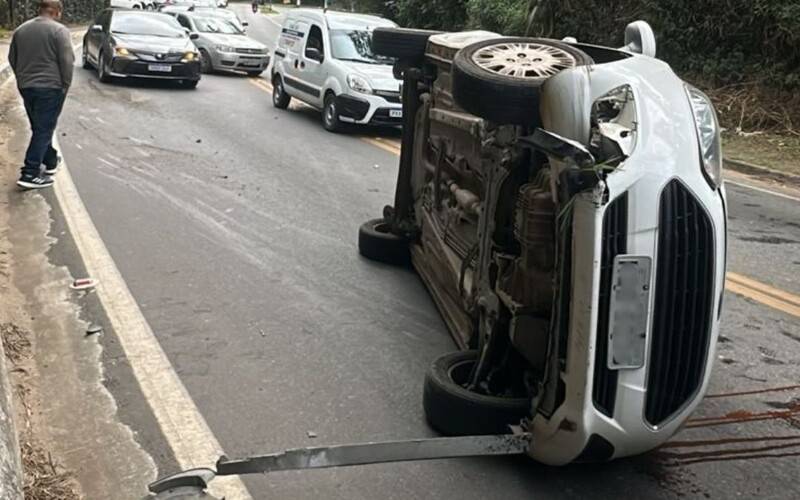 Carro capota em Nogueira