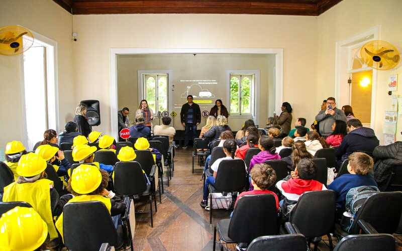 Estudantes da rede municipal são premiados em concurso do Maio Amarelo