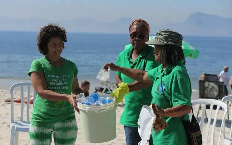Catadores no Rio lidam com informalidade e más condições de trabalho