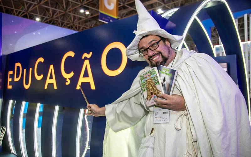 Bienal do Livro: professor da rede estadual se veste de mago para atrair jovens leitor