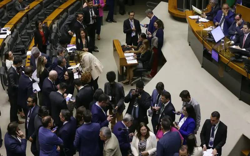Congresso aprova usar emendas para salários de profissionais da saúde