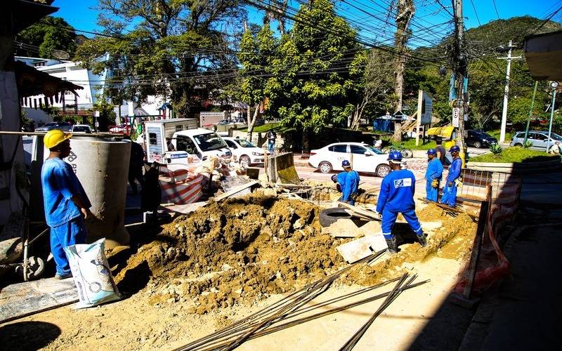 Obra de drenagem na Praça Pasteur bloqueia temporariamente o acesso de veículos 