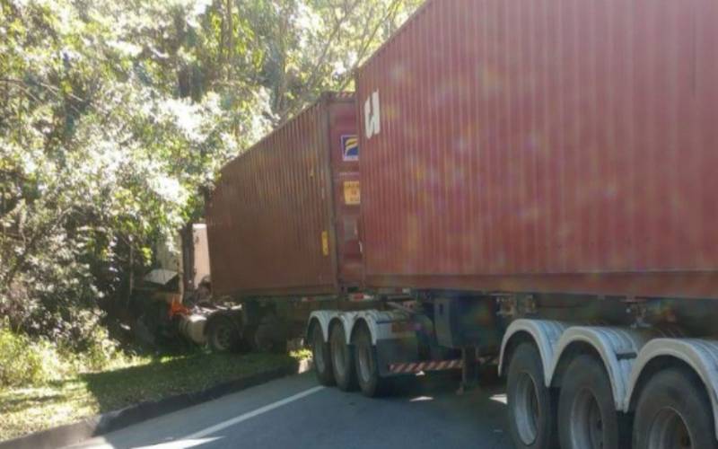 BR-040: acidente com carreta interdita totalmente km 74, em Petrópolis, no sentido RJ