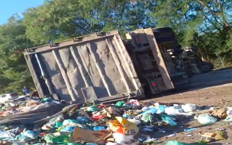   Carreta é destombada e pista é liberada parcialmente na BR-040, em Duque de Caxias