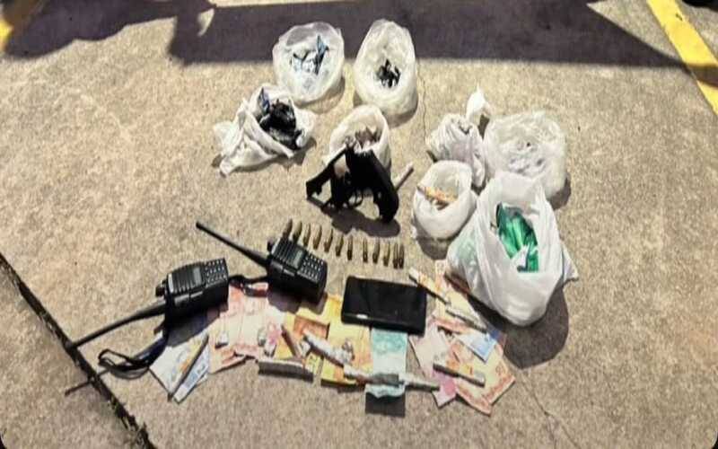 Ação conjunta: arma e drogas apreendidas no Atílio Marotti