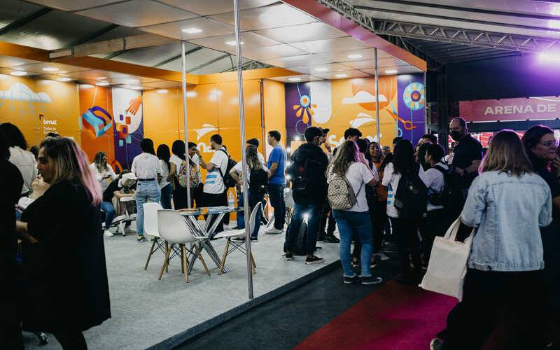 Senac RJ participa da Fevest 2025 com palestras e ativações de moda, fotografia e desi