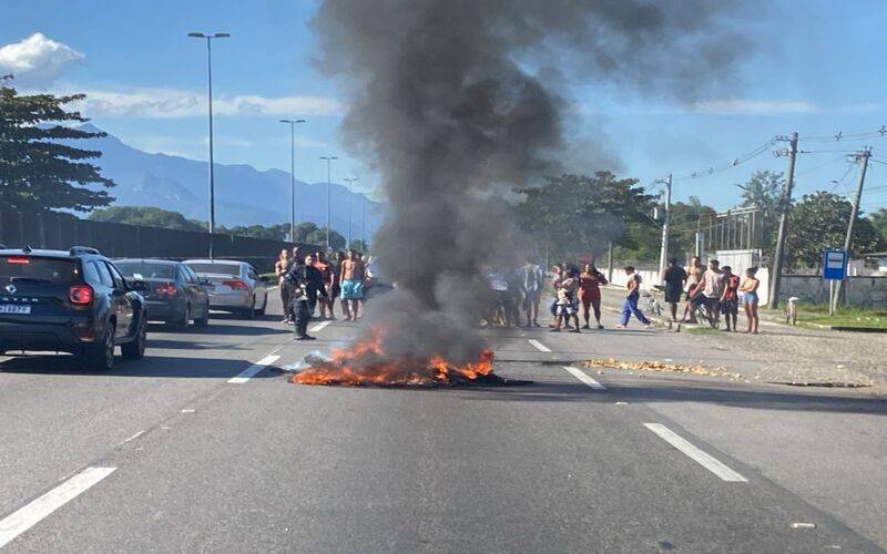 Manifestação interdita parcialmente BR-116 em Saracuruna