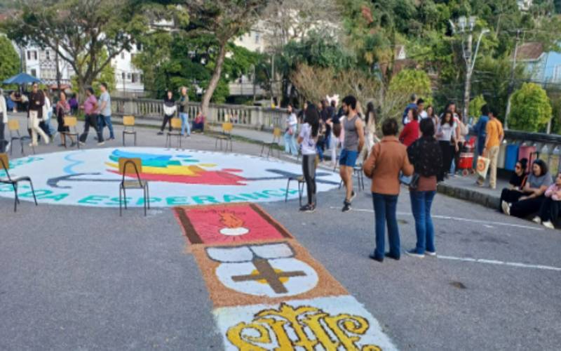 Galeria: confira imagens da celebração de Corpus Christi em Petrópolis