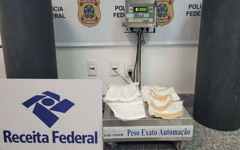 Receita Federal e Polícia Federal apreendem 2 kg de cocaína no corpo de passageiro no 