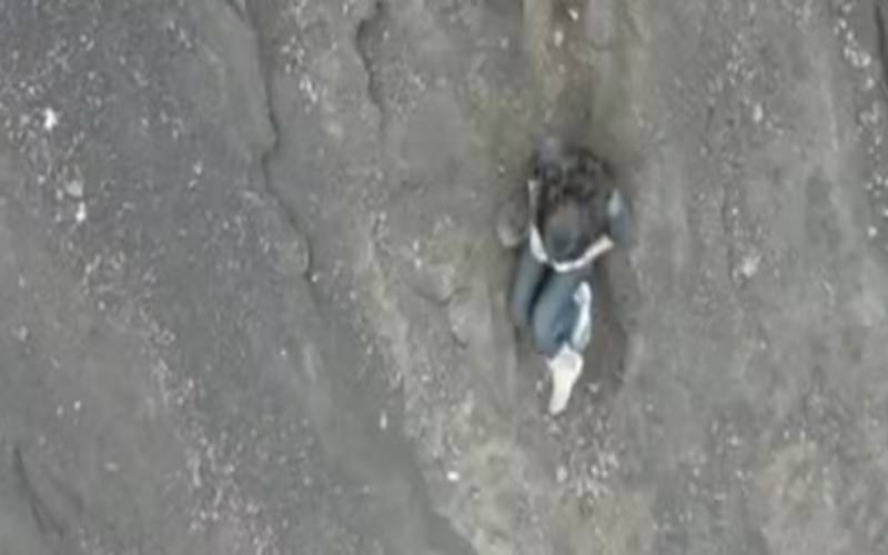 Brasileira cai durante trilha a vulcão e aguarda resgate na Indonésia