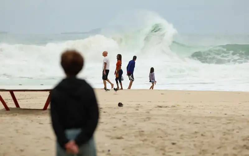 Temperatura cai no Rio, com ventania e mar de ressaca