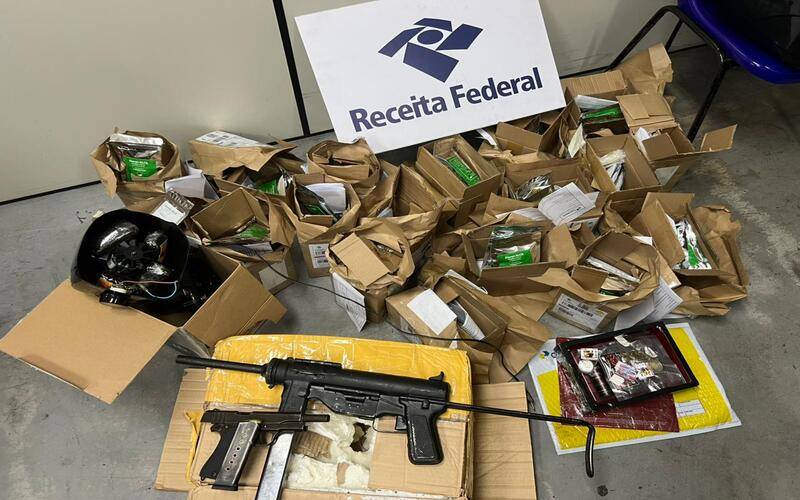 Receita Federal apreende metralhadora, pistola e drogas em encomendas nos Correios no 