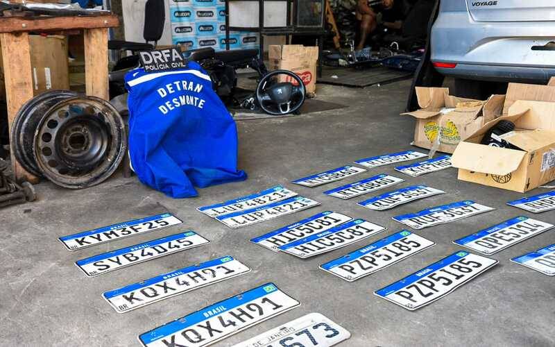 Força-tarefa encontra placas de carros roubados e placas falsificadas em ferro-velho n