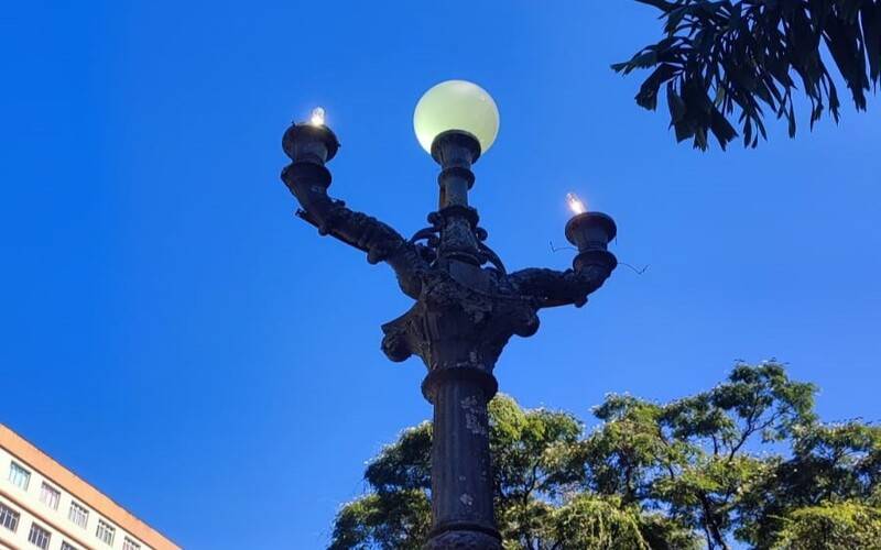 Postes com luzes acesas durante o dia geram queixas no Centro de Petrópolis