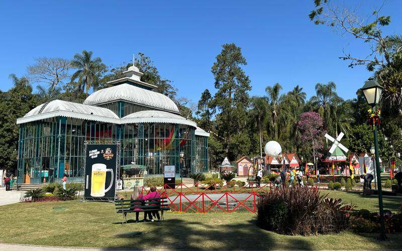 Restaurantes e bares da Rua 13 de Maio adequam cardápio e decoração para a Bauernfest