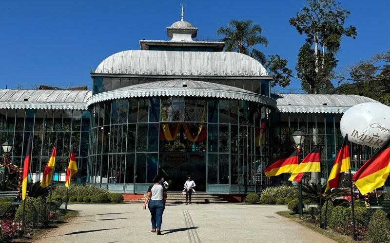 Restaurantes e bares da Rua 13 de Maio adequam cardápio e decoração para a Bauernfest