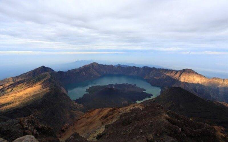Novo acidente no Monte Rinjani: turista malaio cai de penhasco dias após morte de bras