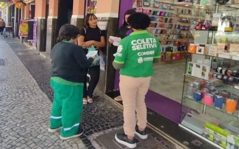 Prefeitura realiza ação de conscientização sobre descarte correto de resíduos no Centr