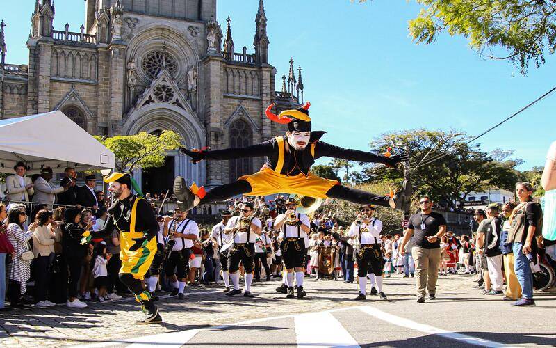 Bauernfest: primeiro desfile típico lota as ruas do Centro