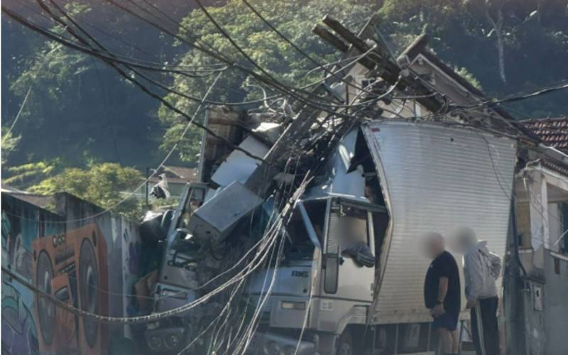 Mosela: acidente com caminhão derruba muro e poste de energia