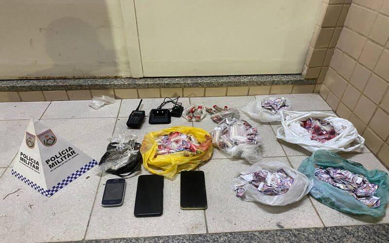 Polícia Militar prende quatro pessoas por tráfico de drogas na Lopes Trovão