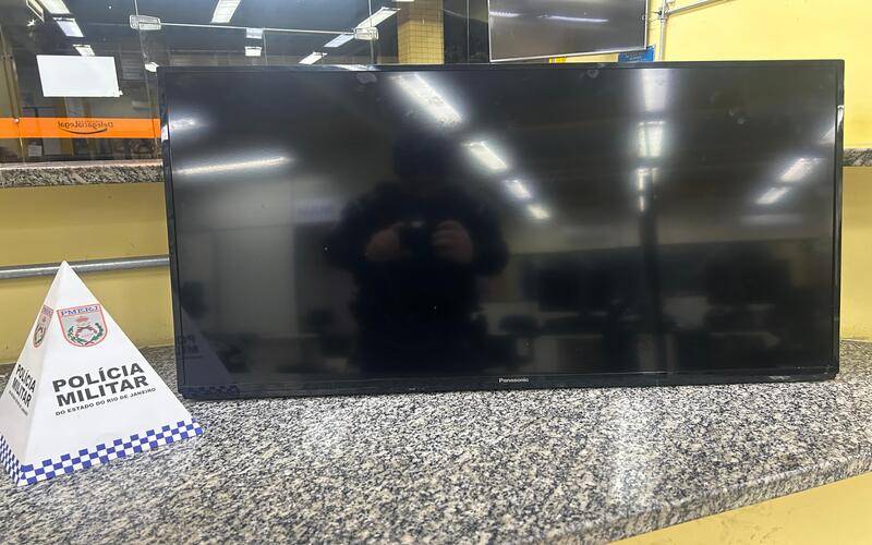 Polícia Militar prende dois e recupera TV furtada no Centro