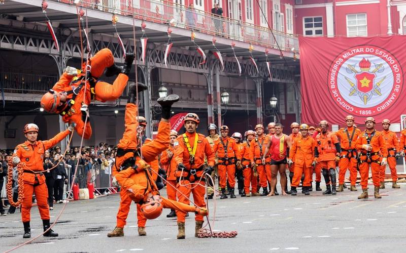 Cláudio Castro prestigia cerimônia de 169 anos do Corpo de Bombeiros e inaugura primei