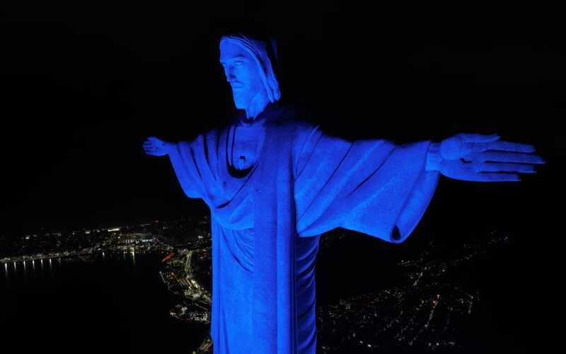 Cristo Redentor iluminado em azul em homenagem aos 55 anos de universidade 
