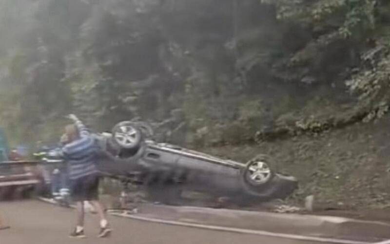 Capotamento é registrado na subida da Serra de Petrópolis 