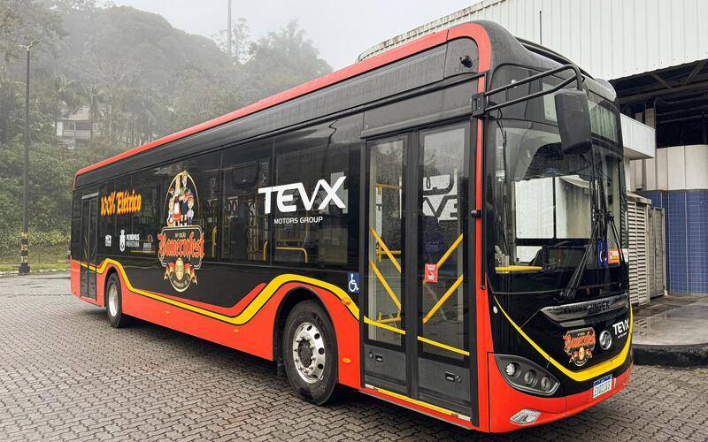 Ônibus elétrico gratuito da Bauernfest é usado para teste de operação em diversos bair