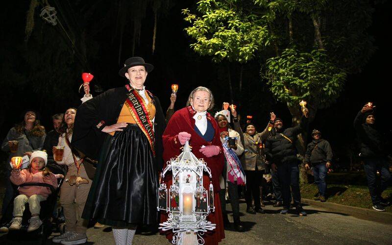 Caminhada das lanternas ilumina a Bauernfest 