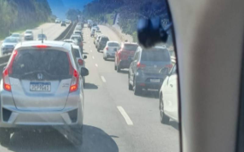 BR-040: congestionamento é registrado na pista de subida da serra