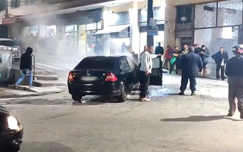 Carro pega fogo na Rua Santos Dumont 