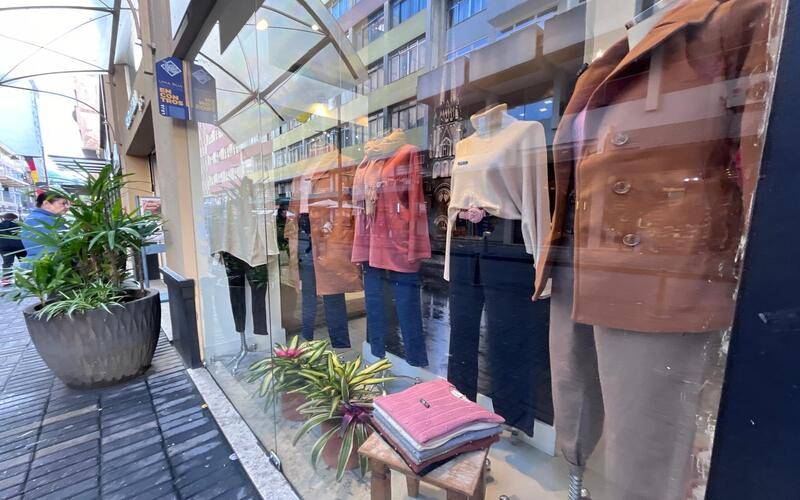 Moda que aquece: vitrines fervem no inverno petropolitano