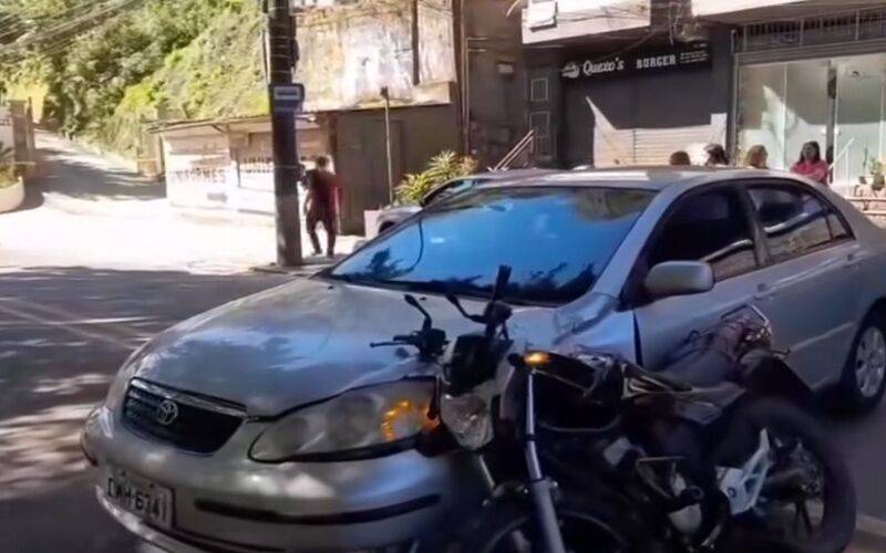 Trânsito: acidente entre carro e moto Rua Washington Luís