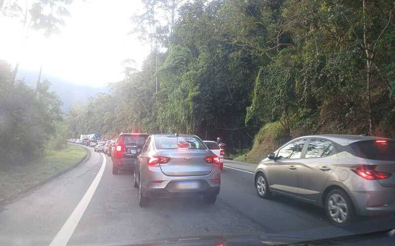 BR-040: Carreta tomba próximo à Fazenda Inglesa, sentido Juiz de Fora