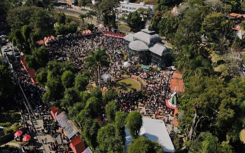 Último fim de semana da Bauernfest 2025 tem ruas lotadas com desfile folclórico e reco