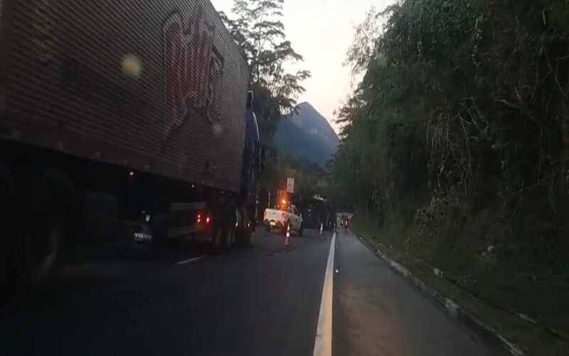 BR-040: km 72, em Petrópolis, em meia pista  no sentido JF