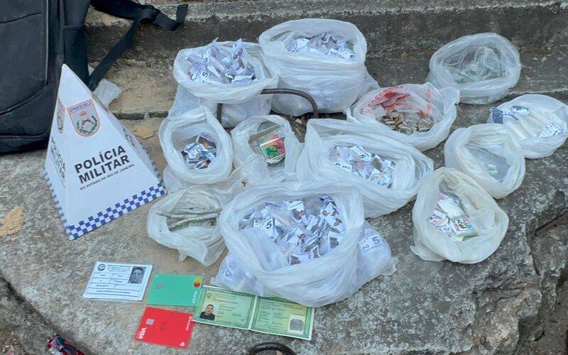 Polícia Militar apreende drogas em Corrêas