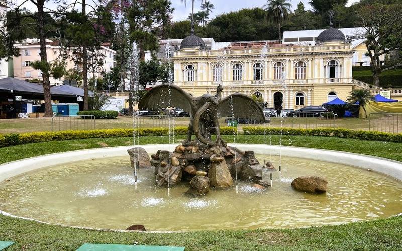 Águas do Imperador revitaliza chafariz do monumento da Praça Visconde de Mauá