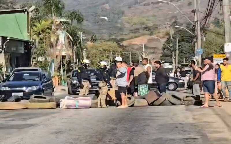 Moradores fazem manifestação após ciclista morrer atropelado em Bonsucesso