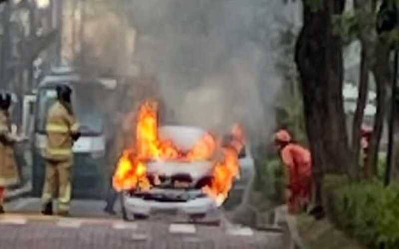 Centro: carro pega fogo na Rua do Imperador
