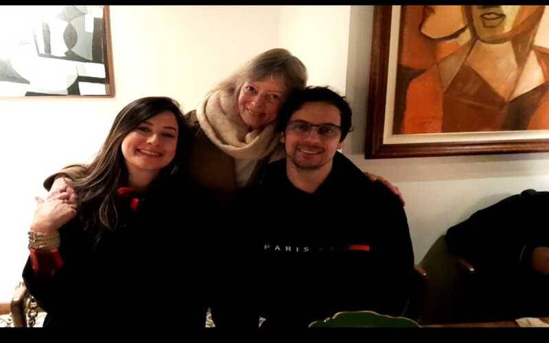 LEGENDA: Clarice Massi Ramos com o filho Victor e a noiva Karine em momento de celebra