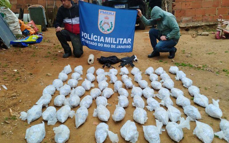 PM apreende submetralhadora, revólver e 7.300 cápsulas de cocaína do Independência