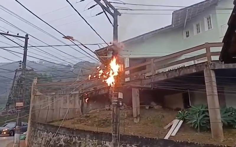 Poste pega fogo no bairro Duchas 