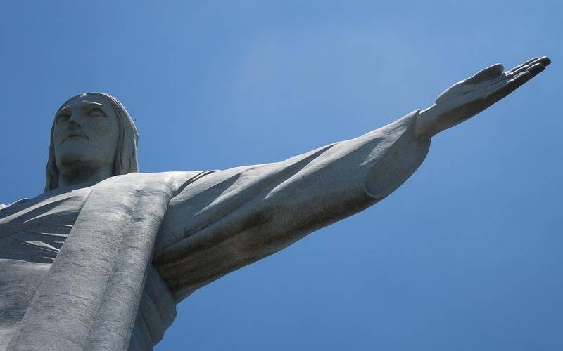 Cristo Redentor recebe iluminação pelo Dia Mundial de Enfrentamento ao Tráfico de Pess